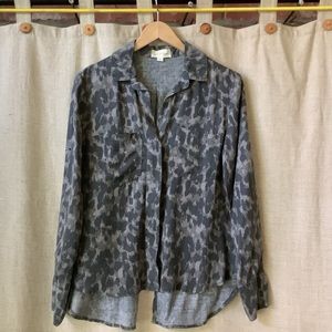 Cloth & Stone tencel split back top camo S nice!